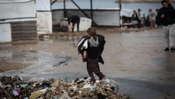 Gazze’de Filistinlilerin kaldığı çadırları su bastı