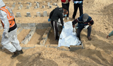 Gazze’de kimliği belirlenemeyen 30 Filistinli daha defnedildi