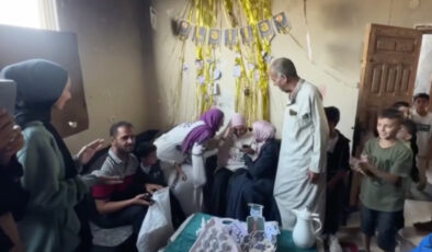 Gazze’de öğrenciler, lise bitirme sınavı sonuçlarını yıkıntılar arasında kutladı