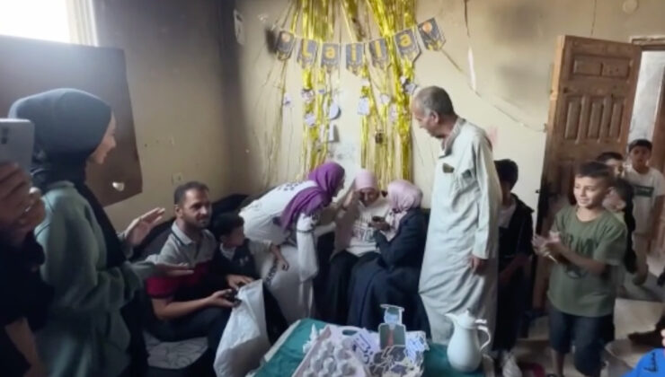 Gazze’de öğrenciler, lise bitirme sınavı sonuçlarını yıkıntılar arasında kutladı