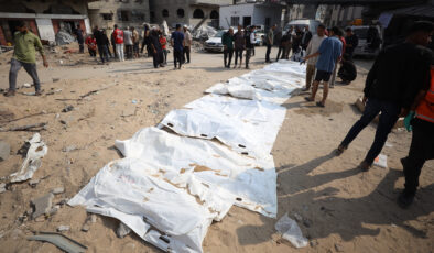 Gazze’de toplu defnedilen cenazeler mezarlıklara taşınıyor