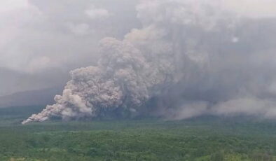 Gökyüzüne kül yağdı: Semeru Yanardağı şiddetle patladı