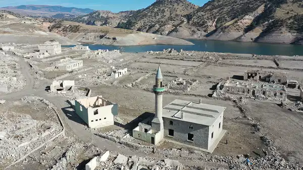 Görüntüler Kars’tan: Baraj sularının çekilmesiyle köy gün yüzüne çıktı