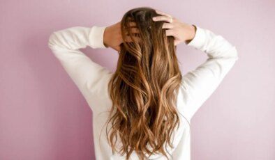 Güçlü ve parlak saçlar için rehber: Saç kırıklarını önleyen 8 doğal yöntem