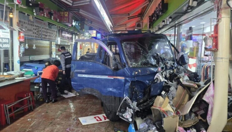 Güney Kore’de araç pazara daldı: 2 ölü, 18 yaralı