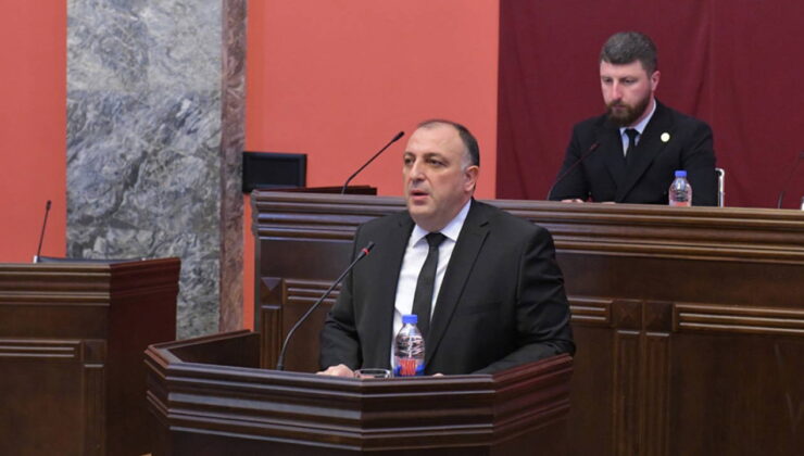 Gürcistan Başsavcılığı, tutuklu olarak yargılanan Saakaşvili’ye yönelik yeni soruşturma kararı aldı