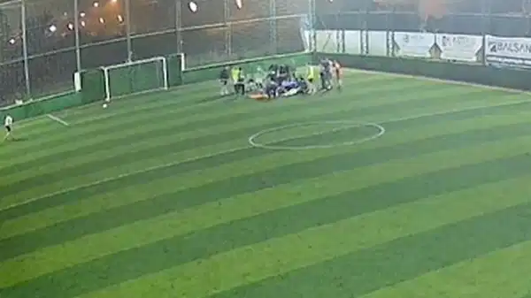 Halı sahada panik anları: Dili boğazına kaçtı, arkadaşlarının müdahalesiyle hayatta kaldı