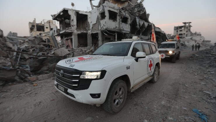 Hamas, Gazze’deki 3 İsrailli esirin cesedini Kızılhaç’a teslim etti