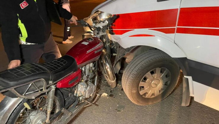 Hastaneye yaralı taşıyan ambulans motosikletle çarpıştı: 1 yaralı