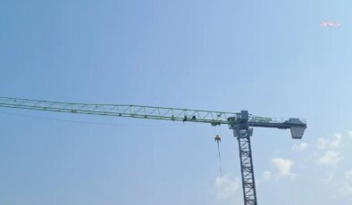 Hatay’da 24 saati aşkın süre vince çıkarak eylem yapan işçiler indirildi