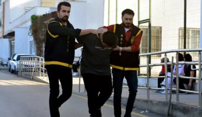 Husumetli olduğu komşusunu öldürdü, oğullarını yaraladı