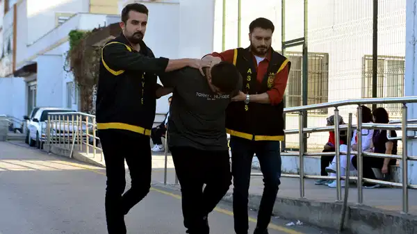Husumetli olduğu komşusunu öldürdü, oğullarını yaraladı
