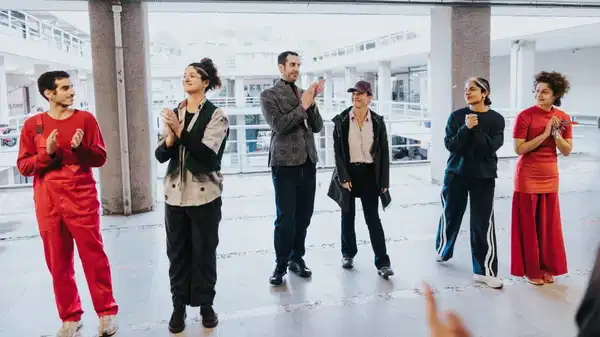 İMÇ’de sahnelenen ‘Açık Mülk’, sizi gerçek ve kurgu arasında bir gezintiye çıkarıyor: Satılık bir hafıza