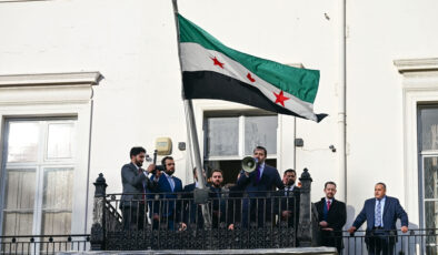 İngiltere’de Suriye bayrağı göndere çekildi