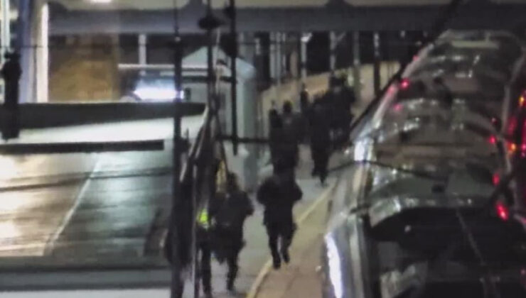 İngiltere’de trende bıçaklı saldırı: 9’u ağır 10 yaralı