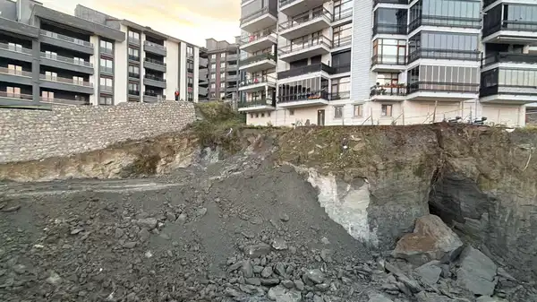 İnşaat alanında toprak kayması: 70 kişi evlerinden tahliye edildi!