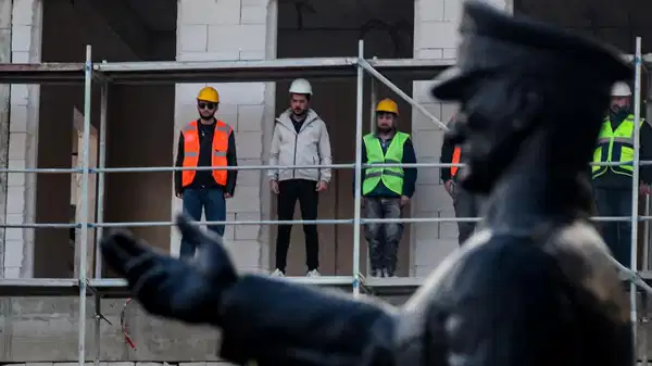 İnşaat işçileri, iskele üzerinde Atatürk’ü andı