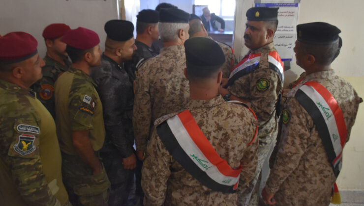 Irak’ta güvenlik güçleri ve yerinden edilmiş seçmenler sandık başında