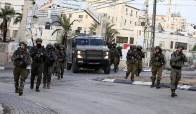 İsrail ordusu Batı Şeria’da bir genci yaraladıktan sonra gözaltına aldı