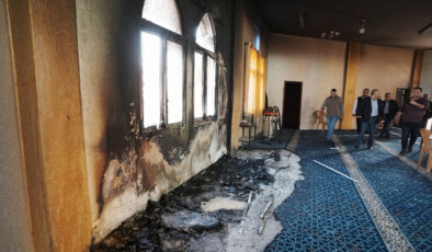 İsrailliler, Batı Şeria’da bir camiyi kundakladı