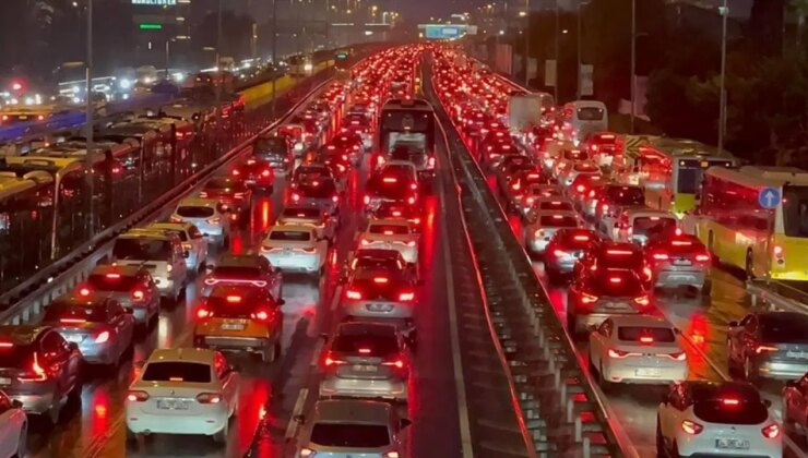 İstanbul’da yağış başladı, yollar kilitlendi: Trafik yoğunluğu yüzde 90’a ulaştı!