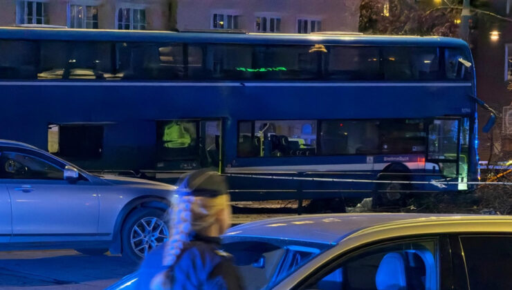 İsveç’te otobüs durağa daldı: Ölü ve yaralılar var