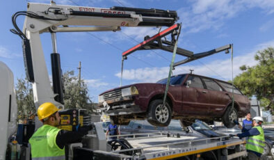 İzmir’de hurda araçlar ekonomiye kazandırılıyor