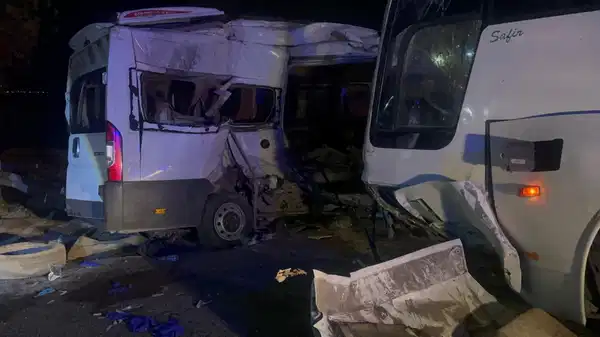 İzmir’de iki servis aracı çarpıştı: 13 yaralı var!