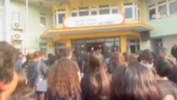 İzmir’de lise öğrencileri ‘Andımız’ı okudu, okul müdürü engellemeye çalıştı