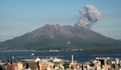 Japonya’da Sakurajima yanardağı patladı: Kül bulutu 4 bin 400 metreye ulaştı
