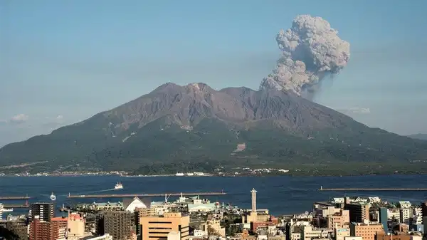 Japonya’da Sakurajima yanardağı patladı: Kül bulutu 4 bin 400 metreye ulaştı