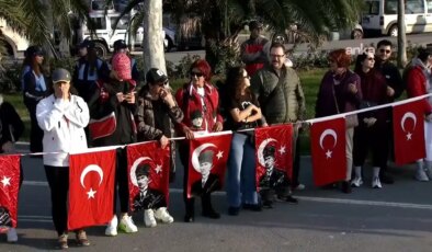 Kadıköy’de Ata’ya saygı zinciri