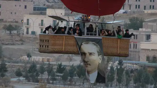 Kapadokya’da sıcak hava balonları, Atatürk posterleri ile havalandı
