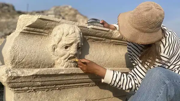 Kastabala Antik Kenti’nde filozof tasvirli mask bulundu