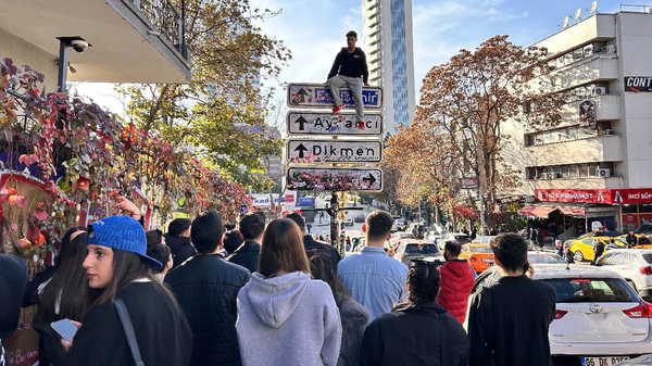 ‘Kızılay’ tabelası önündeki fotoğraf çektirme sırasında bıçaklı kavga: Yaralılar var!