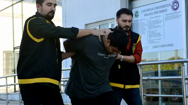 Komşusunu öldürüp, oğullarını yaralayan şüpheli ile babası tutuklandı!