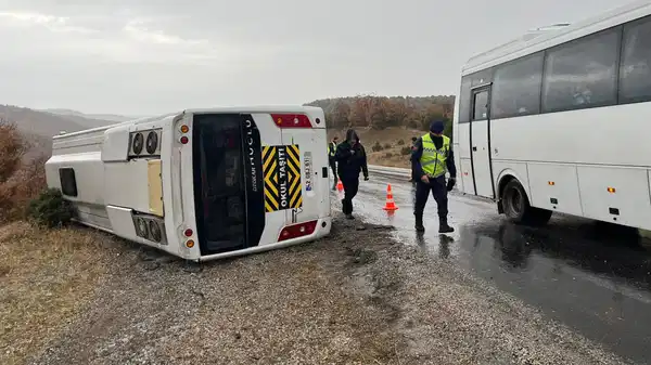 Konya’da faciadan dönüldü! Okul servisi devrildi: 28’i öğrenci 29 yaralı