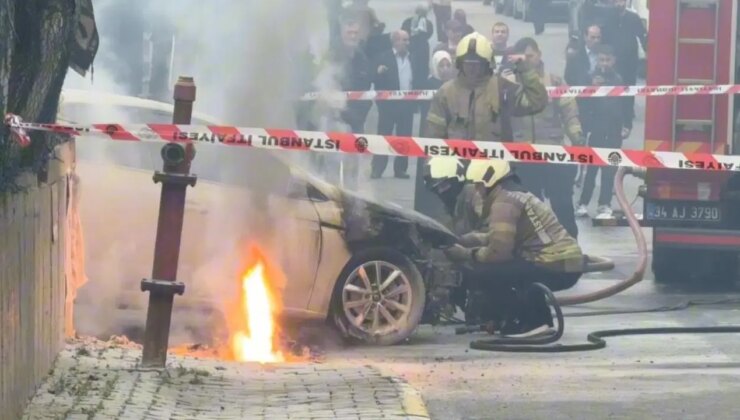 Küçükçekmece’de yer altı elektrik kabloları patladı: Bir otomobil alev alev yandı