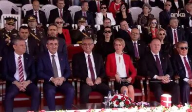 Lefkoşa’da geçit töreni: KKTC bağımsızlığının 42’nci yılını kutluyor