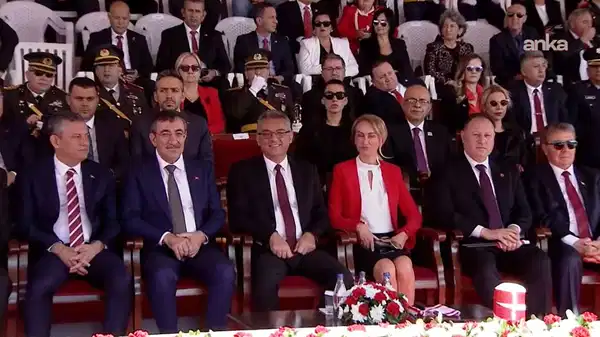 Lefkoşa’da geçit töreni: KKTC bağımsızlığının 42’nci yılını kutluyor