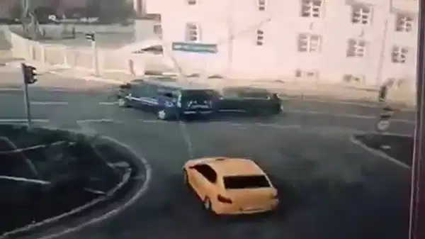 Makam aracı jandarma minibüsüne çarptı: 2 asker yaralandı