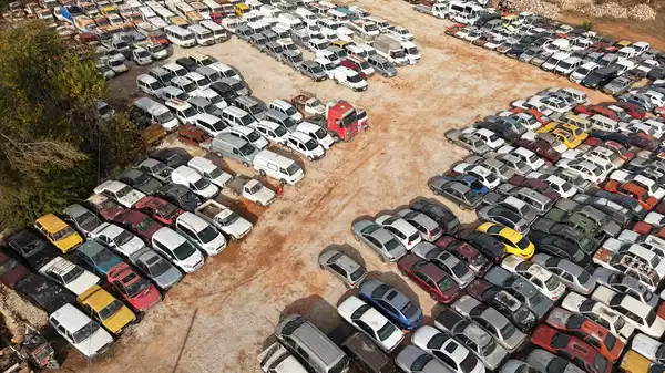 Milyonluk araçlar çürümeye terk edildi: 20 yıldır satılmayı bekleyenler var