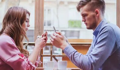 Modern ilişkilerin gizli tehdidi: Phubbing belirtileri ve çözüm teknikleri