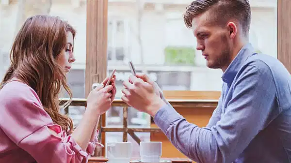 Modern ilişkilerin gizli tehdidi: Phubbing belirtileri ve çözüm teknikleri