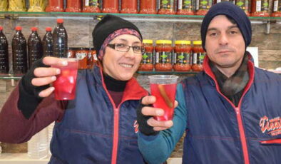 ‘Neşeli Günler’ filmi gerçek oldu: Eski eşinin karşısına turşucu açtı!