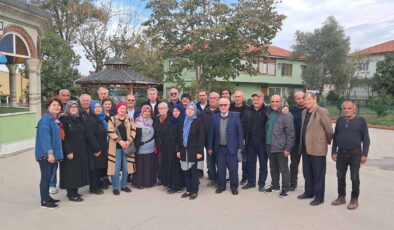 Öğretmenlerini sosyal medyadan 53 yıl sonra buldular, Türk Bayrağı ile karşıladılar