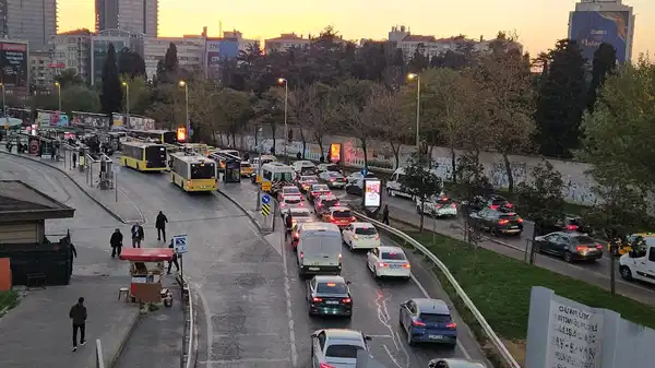 Okullar açıldı, İstanbul’da trafik kilitlendi!