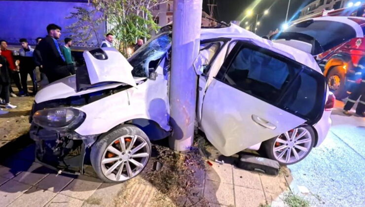 Otomobil direğe saplandı: 2 ağır yaralı