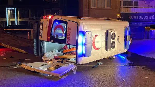 Samsun’da faciadan dönüldü… Otomobil ve hasta taşıyan ambulans çarpıştı: 5 yaralı!