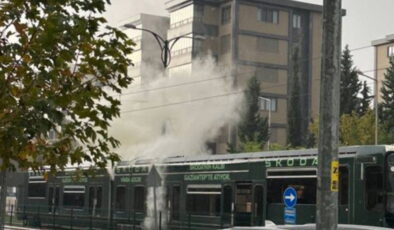 Seyir halindeki tramvaya yıldırım düştü: Yolcular tahliye edildi
